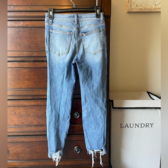 Size 26 Willow and root high rise mom jeans. - Picture 2 of 3